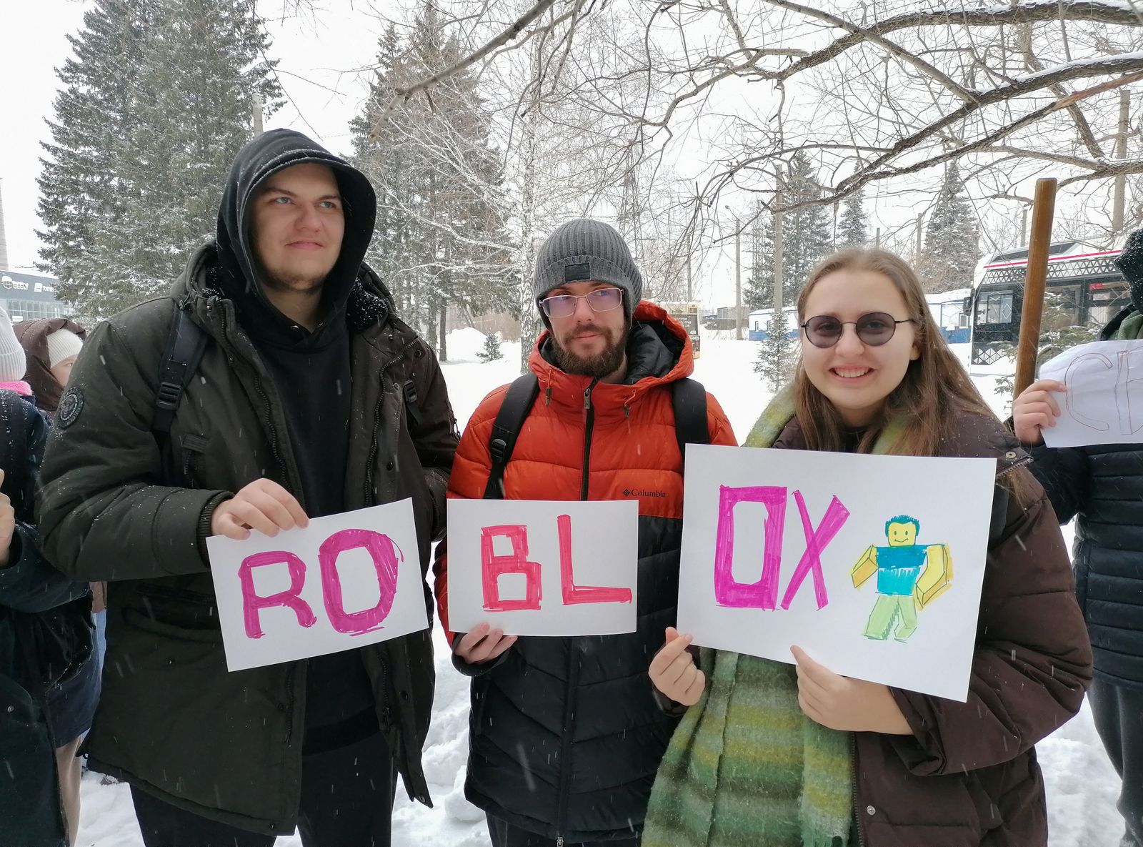 People take part in a protest against Russia's ban on U.S. children's gaming platform Roblox in the Siberian city of Tomsk, Russia, December 14, 2025. REUTERS/Anton Isakov NO RESALES. NO ARCHIVES.