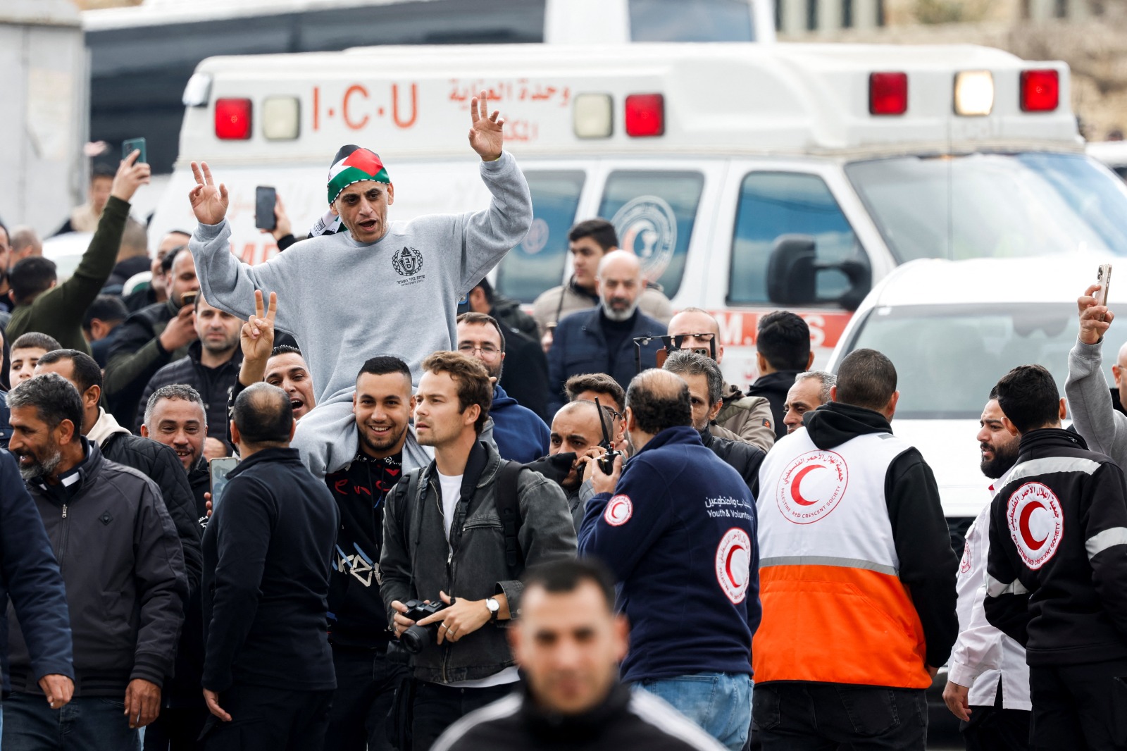 أسير فلسطيني أطلق سراحه من سجن إسرائيلي ضمن اتفاق وقف إطلاق النار بين حركة حماس وإسرائيل في رام الله بالضفة الغربية المحتلة. 1 فبراير 2025