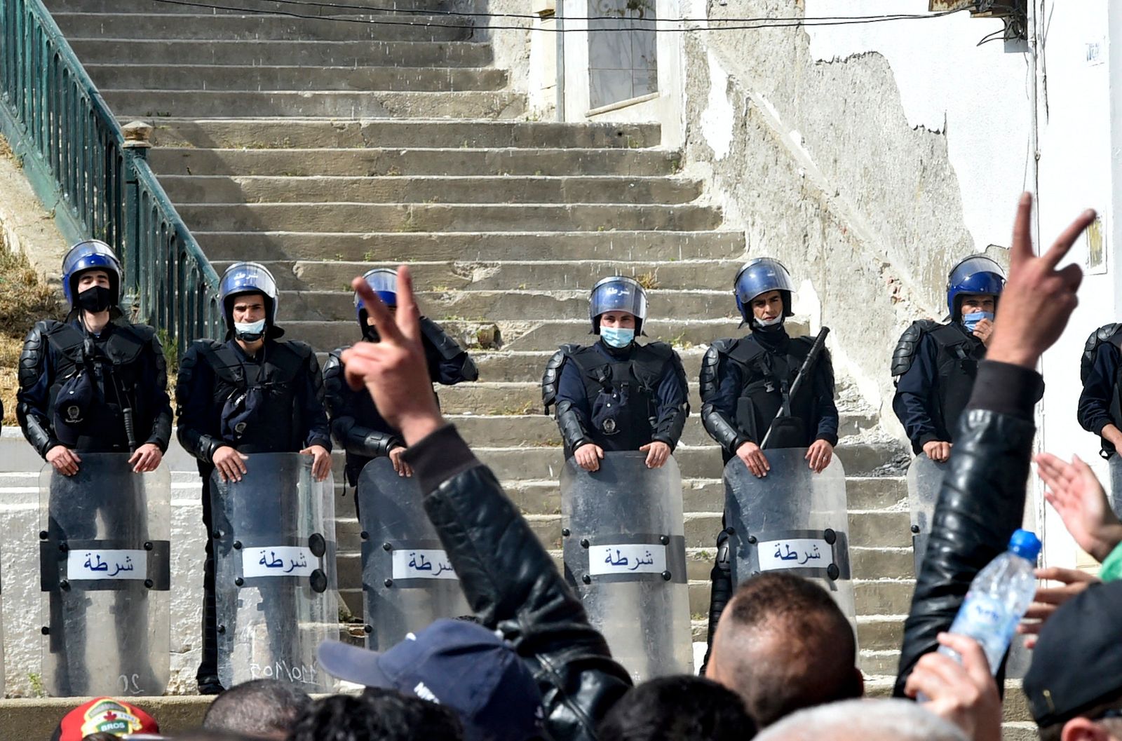 قوات الأمن الجزائرية تتواجد خلال المظاهرات المناهض للنظام الحالي-5مارس2021 - AFP