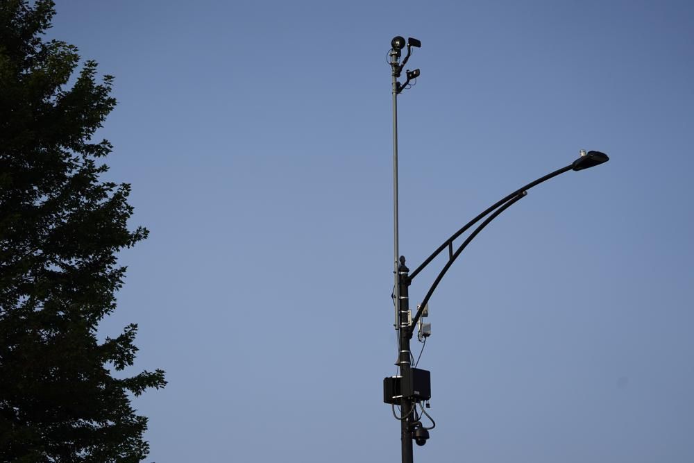 بعض معدات وميكروفونات نظام ShotSpotter الذكي لالتقاط أصوات إطلاق النار بأحد شوارع ولاية شيكاجو الأميركية - الأسوشيتدبرس