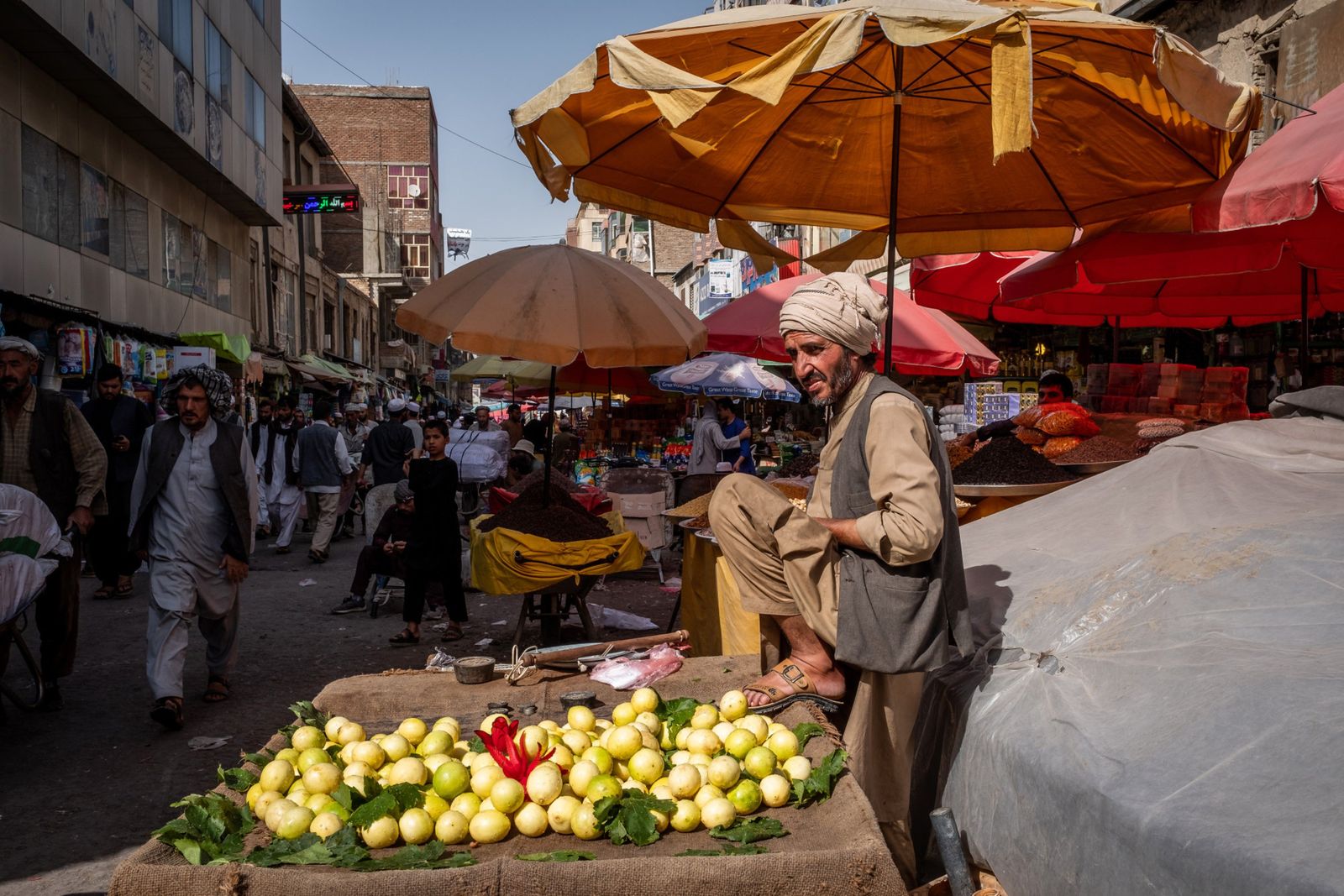بائع فواكه في بازار وسط كابول - 12 يوليو  2018 - Bloomberg