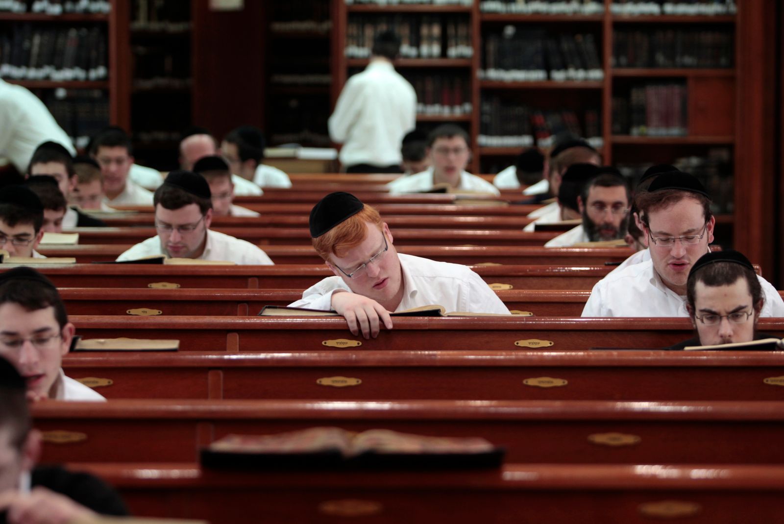 شباب من يهود الحريديم يدرسون نصوصا دينية في كنيس وسط القدس، 7 أبريل 2023