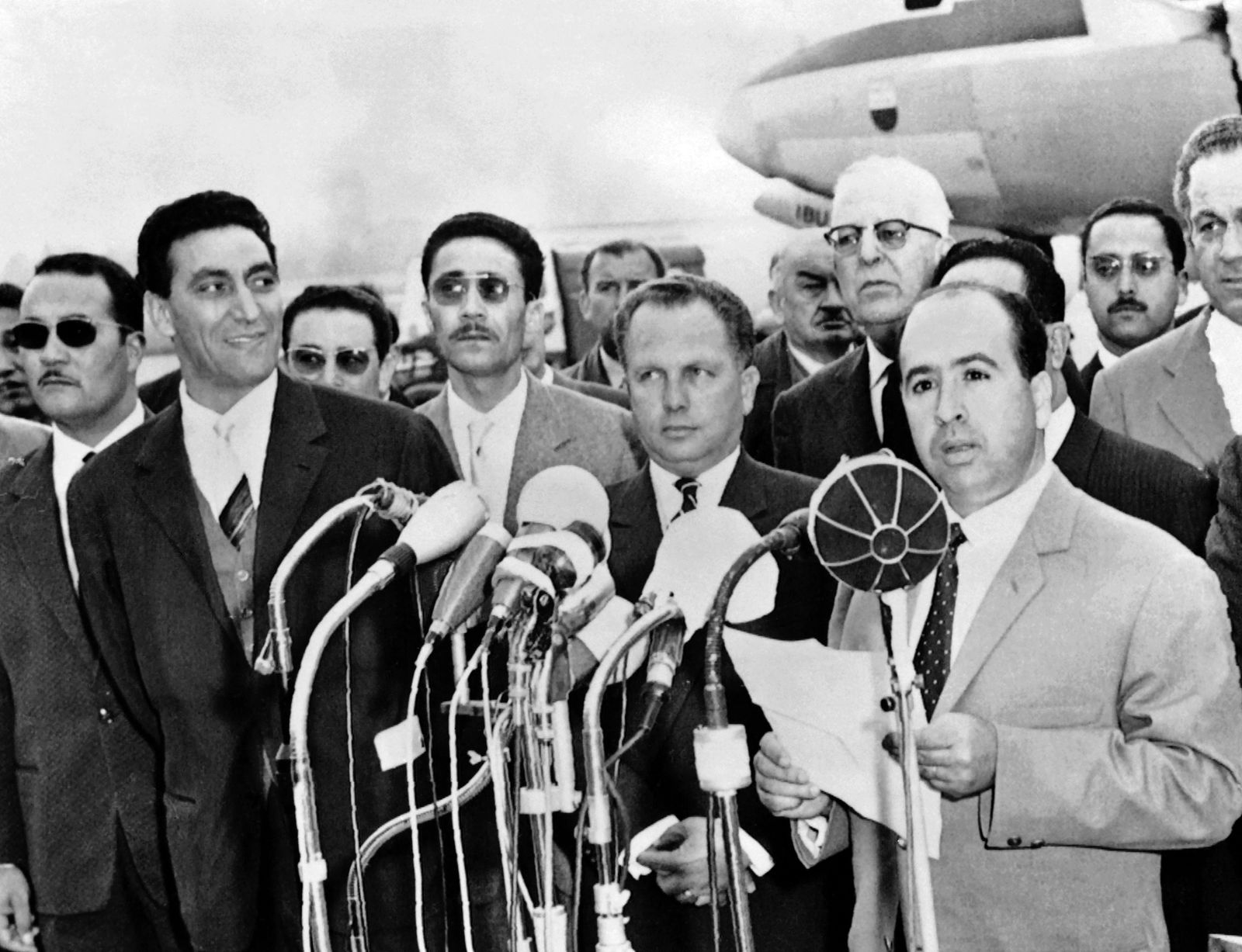 الوفد الجزائري في مفاوضات إيفيان، يتحدث في مؤتمر صحافي - 19 مارس 1962 - AFP