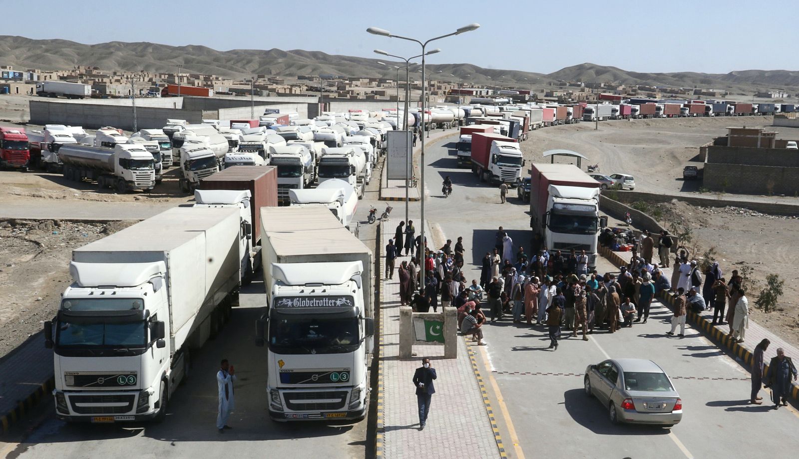 شاحنات تقف على الحدود الإيرانية الباكستانية - REUTERS