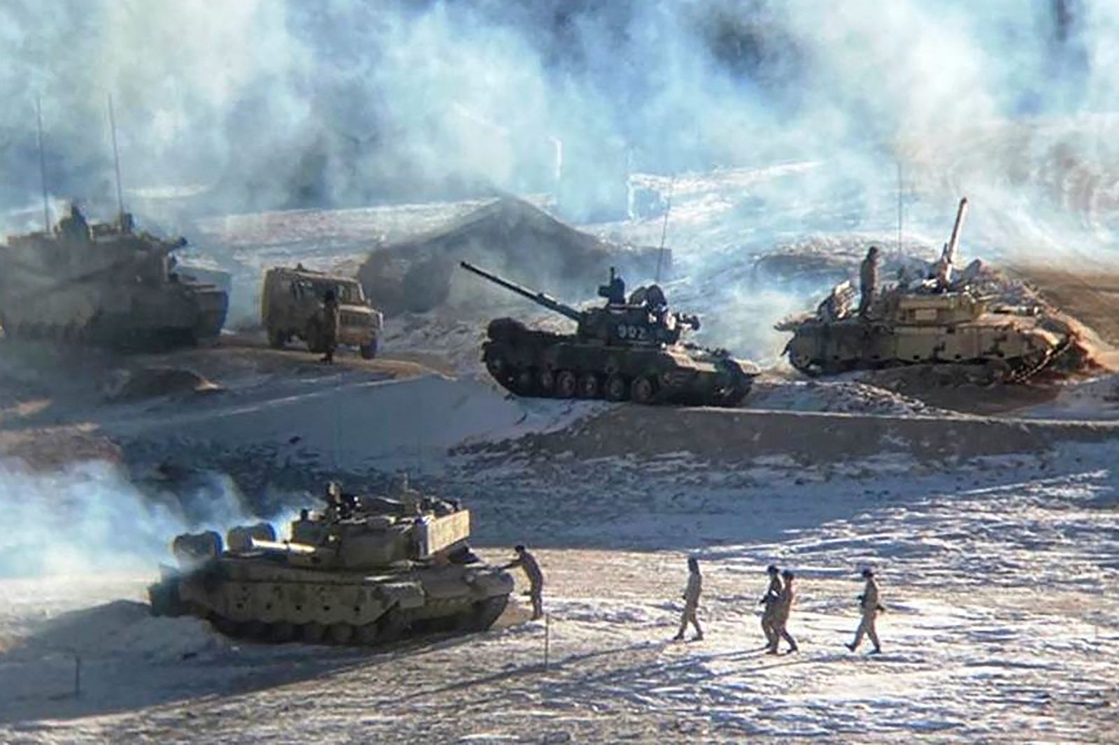 صورة نشرها الجيش الهندي في 16 فبراير 2021 لجنود ودبابات للجيش الصيني أثناء فكّ اشتباك عسكري على 