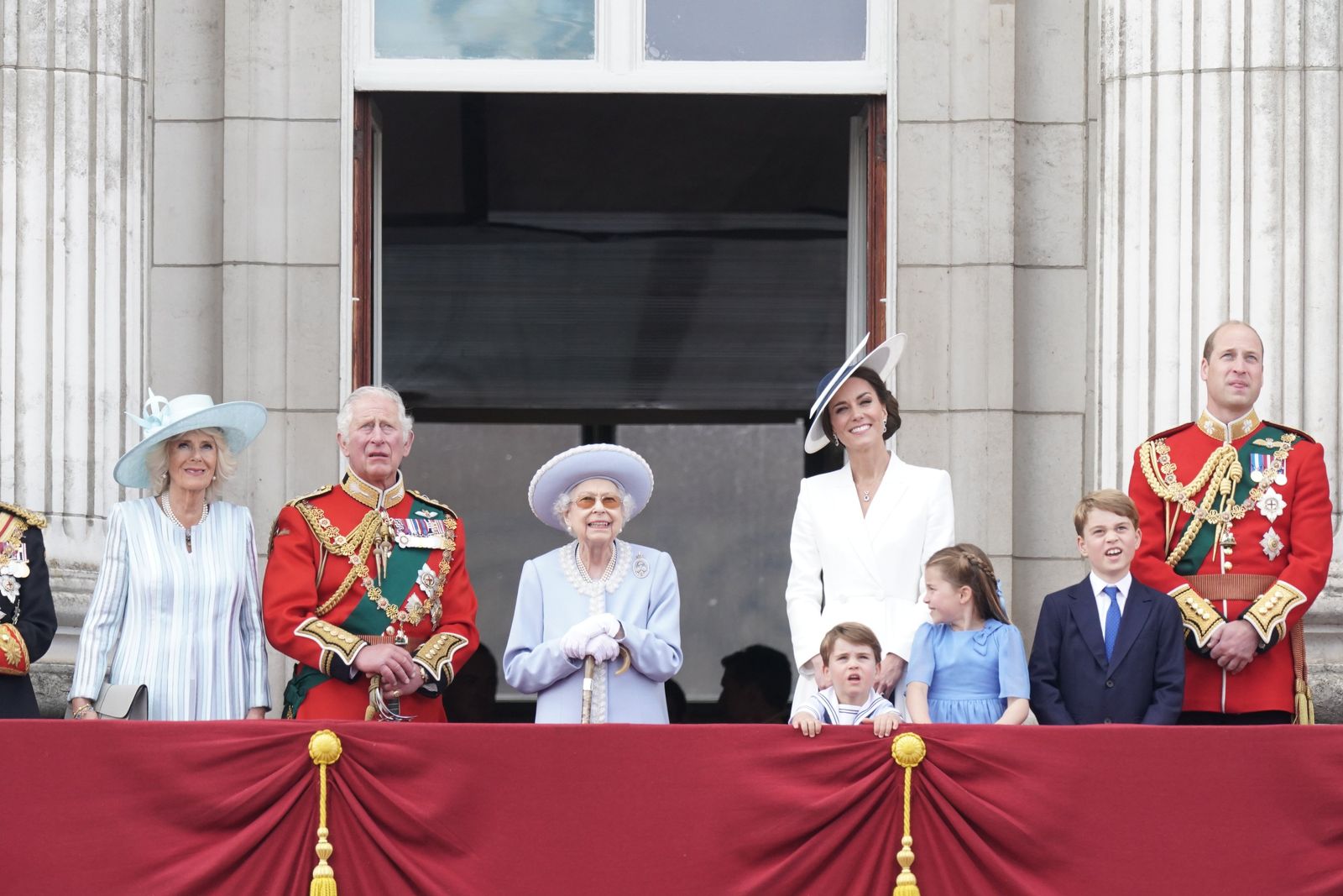 ملكة بريطانيا إليزابيث الثانية وولي العهد الأمير تشارلز وعدد من أفراد العائلة الملكية من شرفة قصر باكنجهام في لندن- 2 يونيو 2022 - Twitter/@RoyalFamily