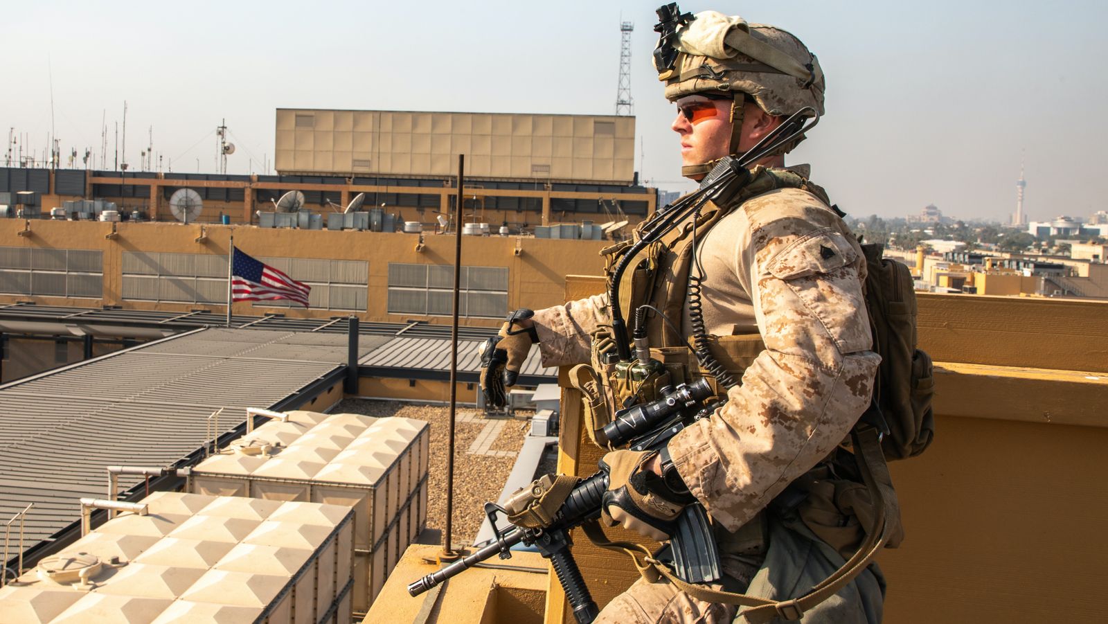 أحد عناصر قوات المارينز فوق مقر السفارة الأميركية في بغداد - 31 ديسمبر 2019 - AFP