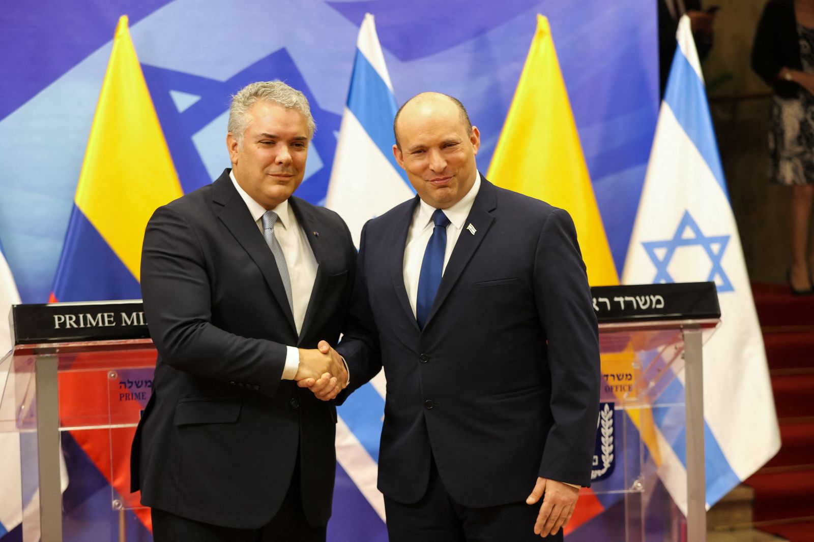 الرئيس الكولومبي إيفان دوكي يصافح رئيس وزراء إسرائيل فنتالي بينيت خلال زيارة رسمية إلى إسرائيل. 8 نوفمبر 2021. - AFP