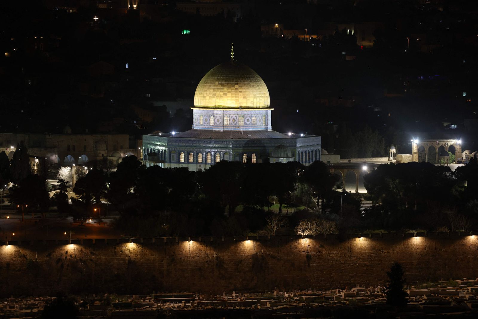 This picture taken from the Mount of Olives shows the Dome of the Rock shrine in Jerusalem's Old City during clashes with Palestinians in Al-Aqsa Mosque on April 5, 2023. - Israeli police said early April 5, 2023 they had entered the Al-Aqsa mosque in Jerusalem to dislodge 