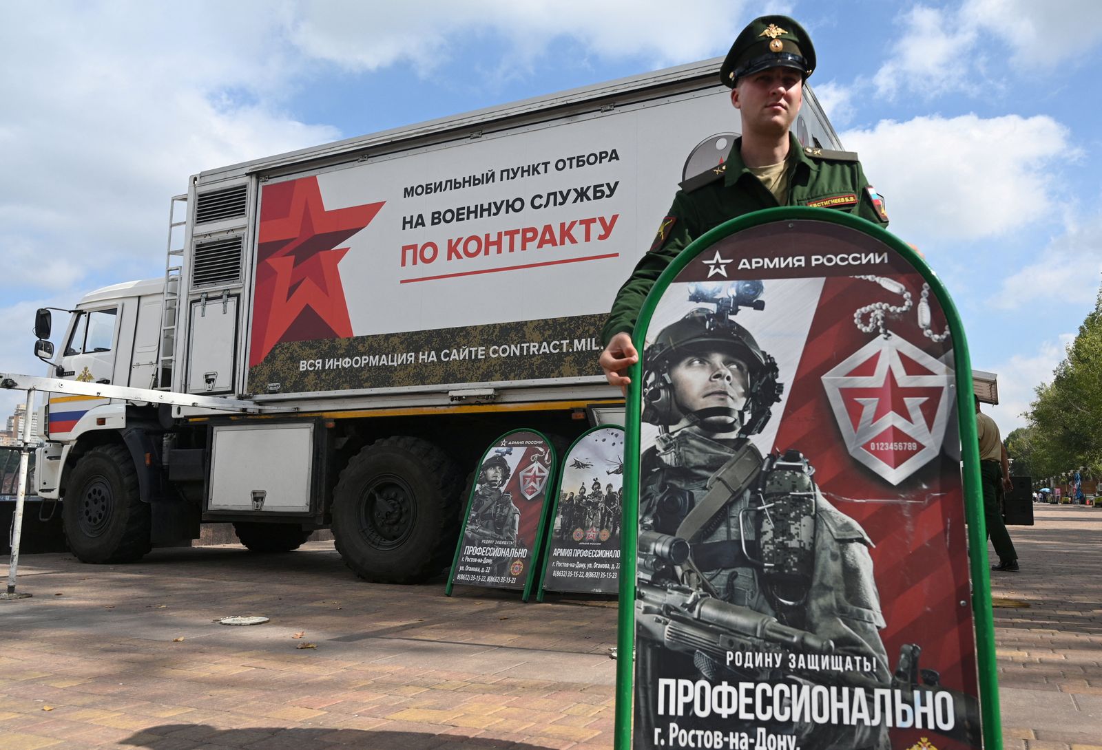 ضابط بالجيش الروسي يقف إلى جانب مكتب متنقل لتسجيل جنود الاحتياط في الخدمة بمدينة روستوف، بروسيا- 17 سبتمبر 2022 - REUTERS