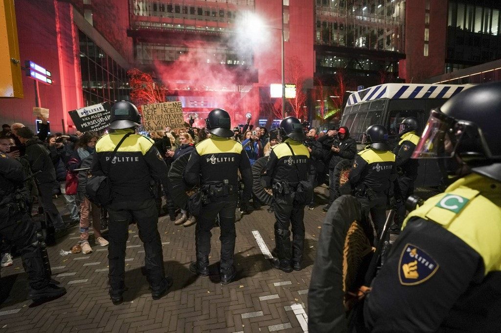 شرطة مكافحة الشغب الهولندية تواجه احتجاجات في لاهاي ضد القيود الجديدة- 12 نوفمبر 2021 - AFP