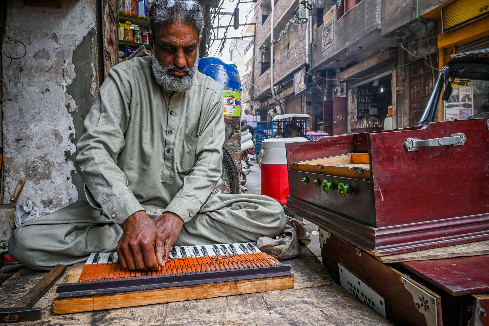 أثناء صيانة آلة سارانجي الموسيقية في مدينة لاهور القديمة - AFP