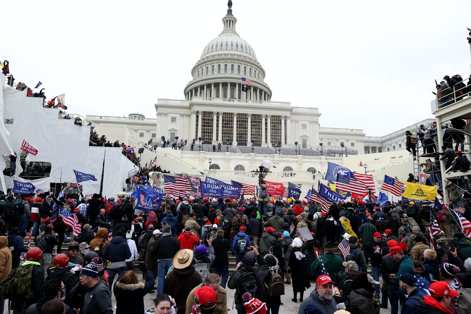 متظاهرون من أنصار الرئيس دونالد ترمب خلال اقتحامهم مبنى الكونغرس الأميركي - AFP