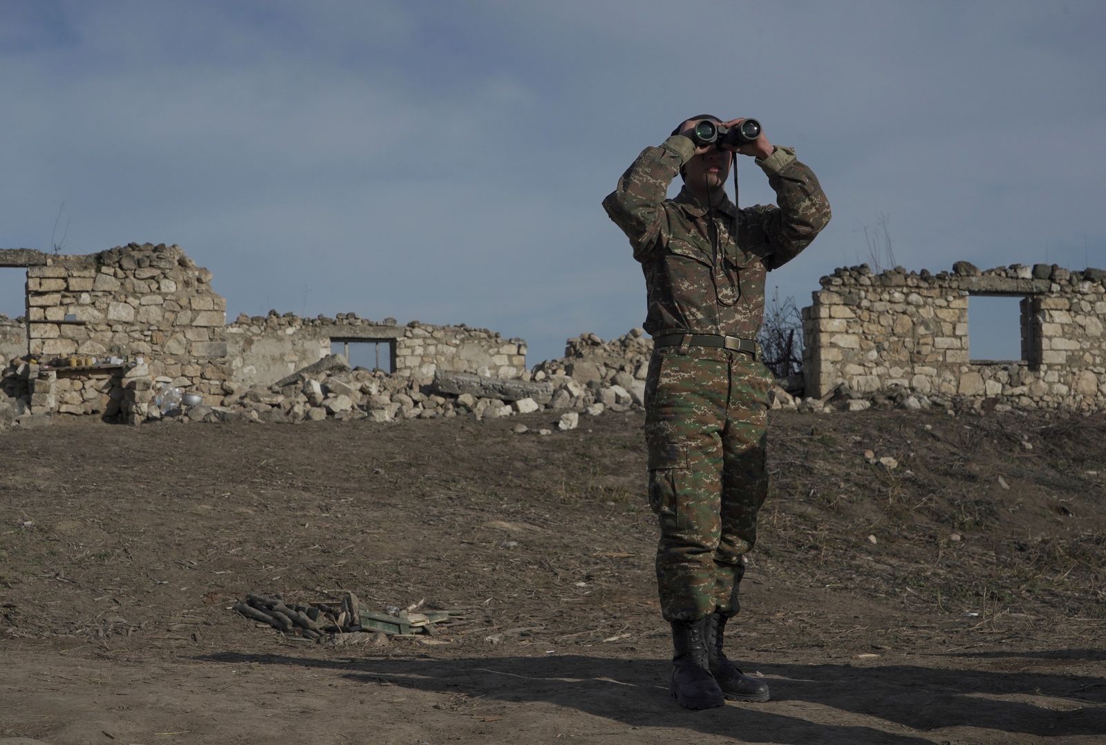 جندي أرمني يستخدم منظاراً في مواقع قتالية بناجورنو قره باغ - 11 يناير 2021 - REUTERS