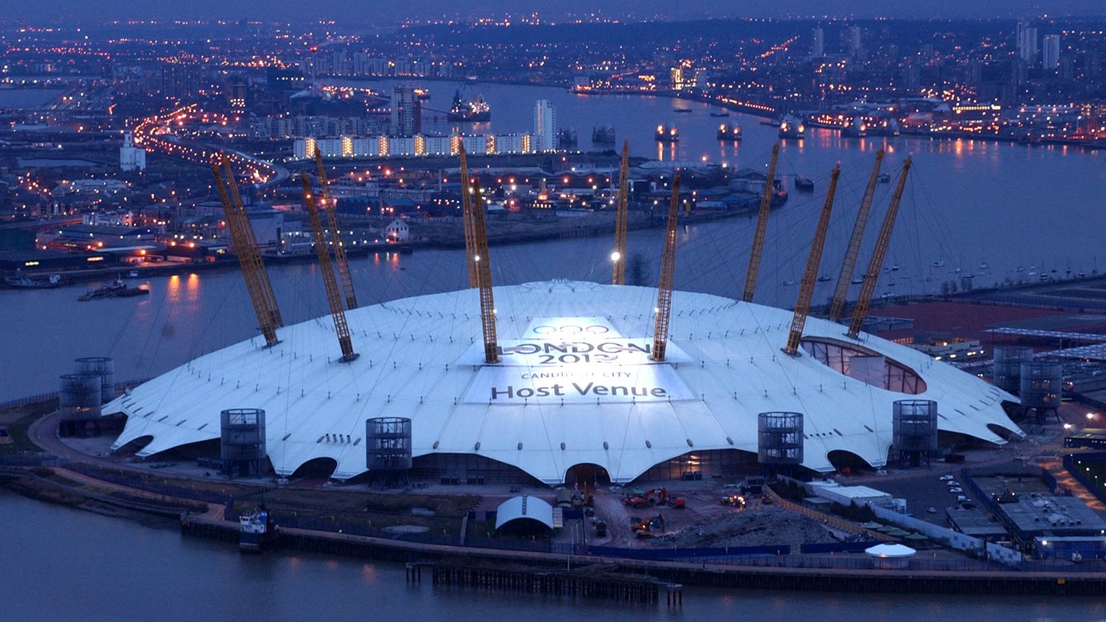 قبة لندن الألفية التي صممها المعماري البريطاني ريتشارد روجرز كما بدت في العاصمة البريطانية لندن - 16 فبراير 2005  - AFP
