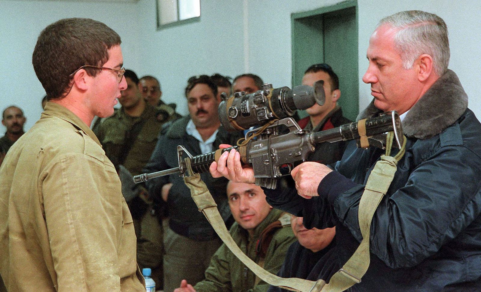 رئيس الوزراء الإسرائيلي يحمل بندقية من نوع (M16) خلال زيارة قاعدة عسكرية قرب الحدود اللبنانية- 11 فبراير 1997 - REUTERS