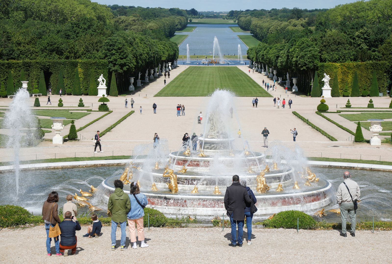 زوار ينظرون إلى نافورة لاتونا في حدائق قصر فرساي بالقرب من باريس في فرنسا 6 يونيو 2020  - REUTERS
