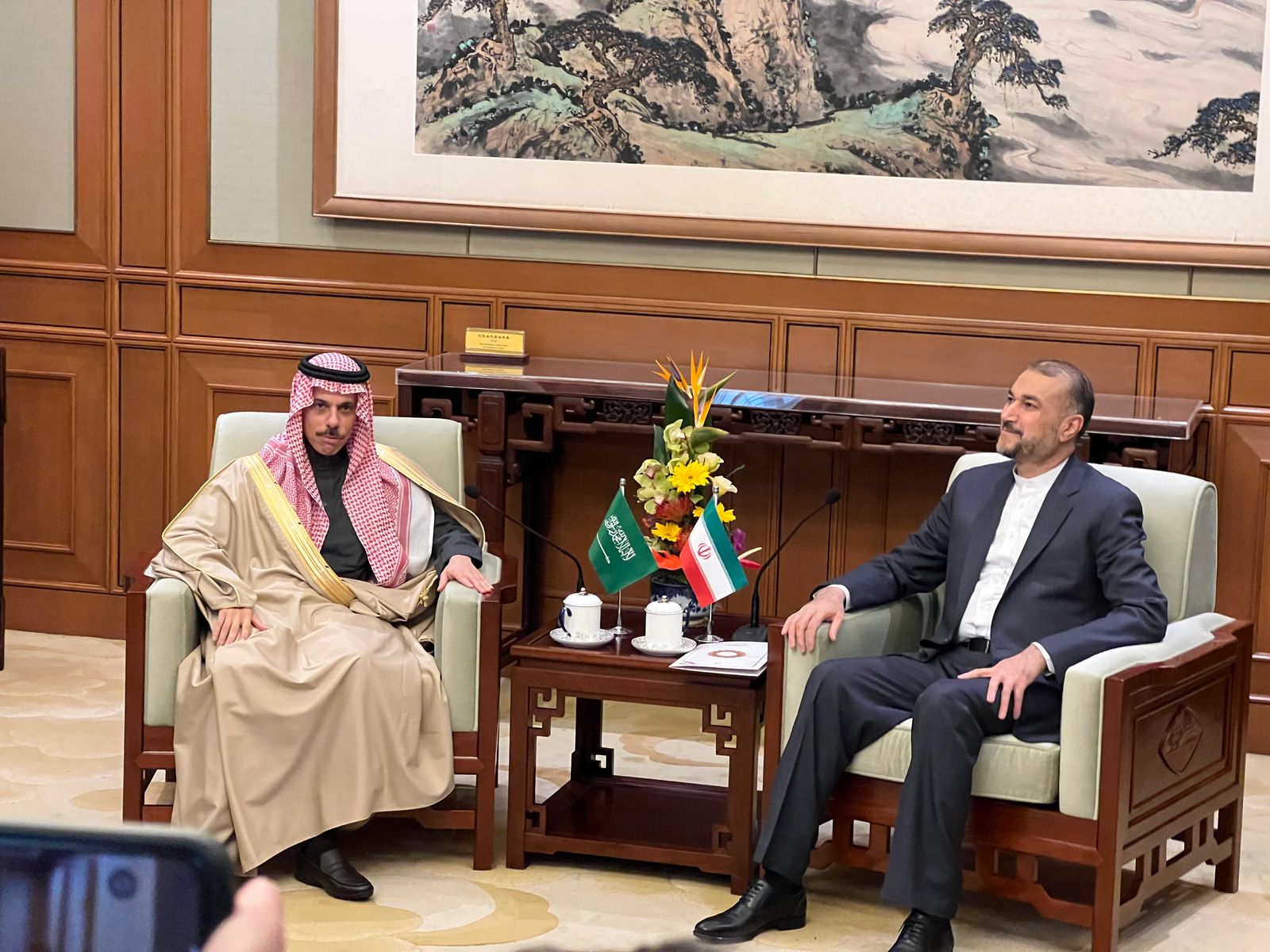 وزير الخارجية السعودي الأمير فيصل بن فرحان مع نظيره الإيراني حسين أمير عبد اللهيان في العاصمة الصينية بكين. 6 أبريل 2023 - الشرق