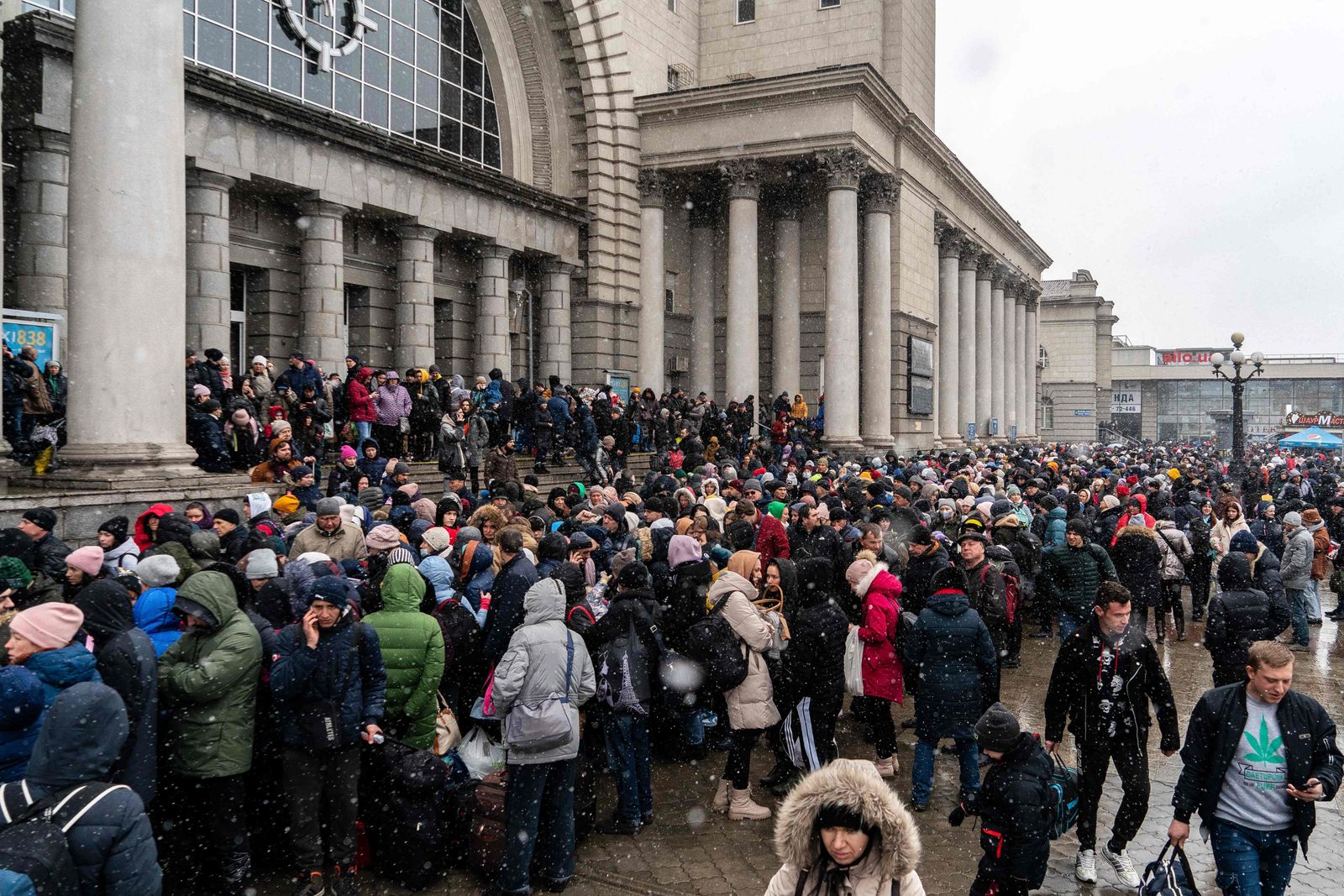 People try to get an evacuation train at Dnipro train station on March 5, 2022. - US Secretary of State Antony Blinken warns that the war in Ukraine 