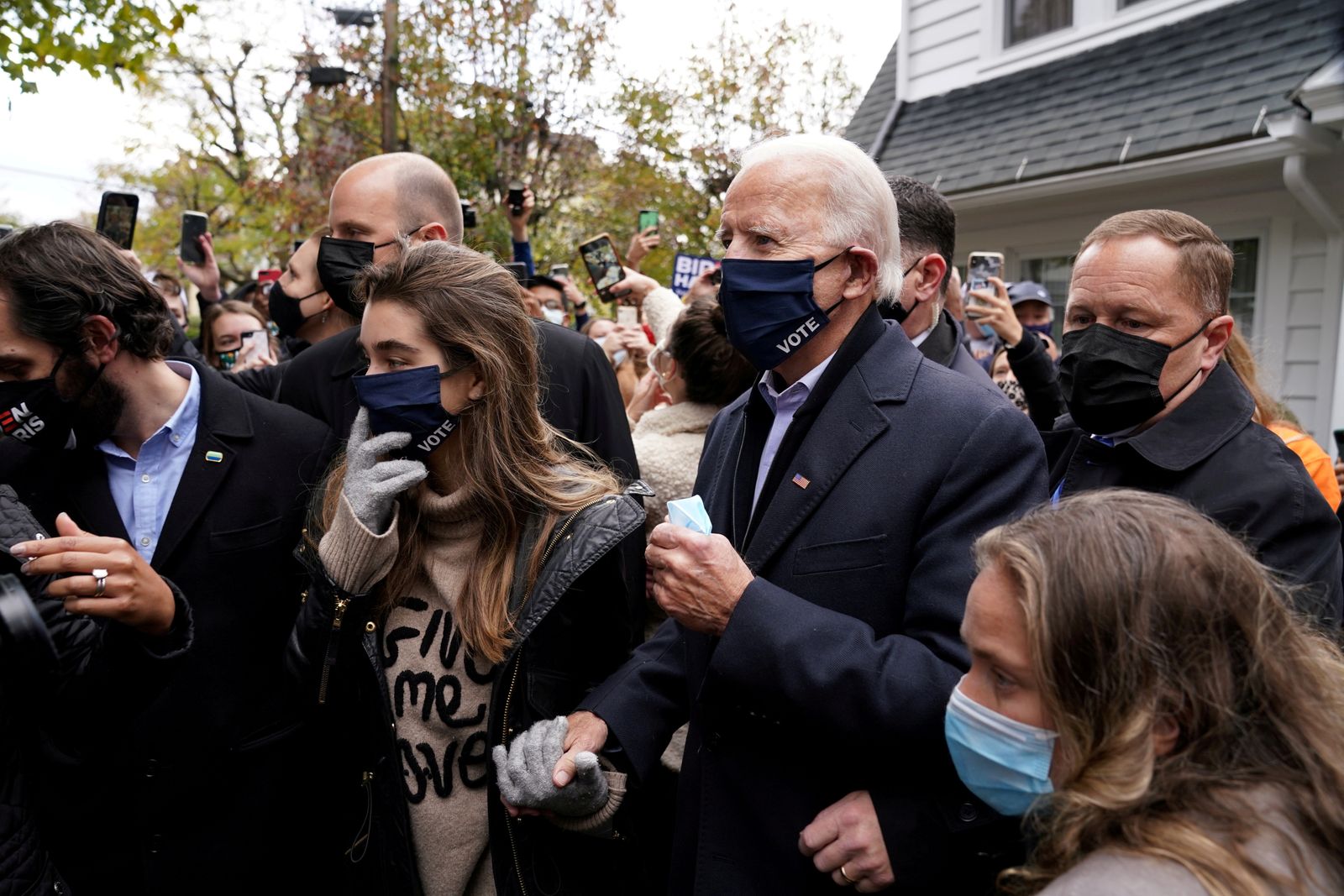 الرئيس الأميركي المنتحب يزور منزل طفولته في ولاية بنسلفانيا في يوم انتخابات الرئاسة - 3 نوفمبر 2020  - REUTERS