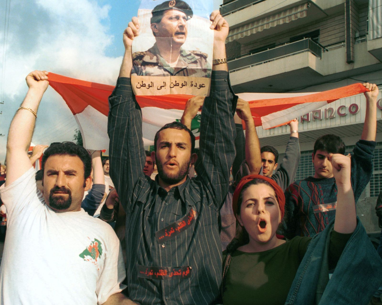 طلاب لبنانيون يرفعون صورة الجنرال ميشال عون المنفي في فرنسا خلال احتجاج في جامعة بيروت- 14 مارس 2001 - REUTERS
