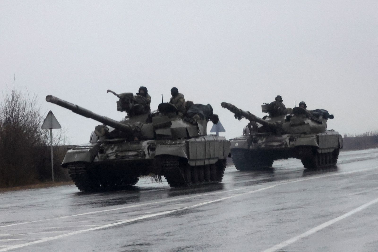 الدبابات الأوكرانية تتحرك باتجاه ماريوبل جنوبي البلاد، بعد بدء الغزو الروسي في شرق أوكرانيا، 24 فبراير 2022 - REUTERS