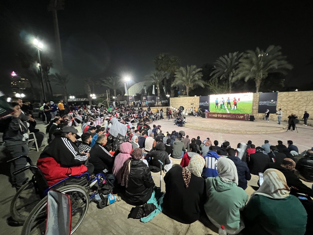 الجماهير المصرية تتابع المباراة في مركز شباب الجزيرة - الشرق