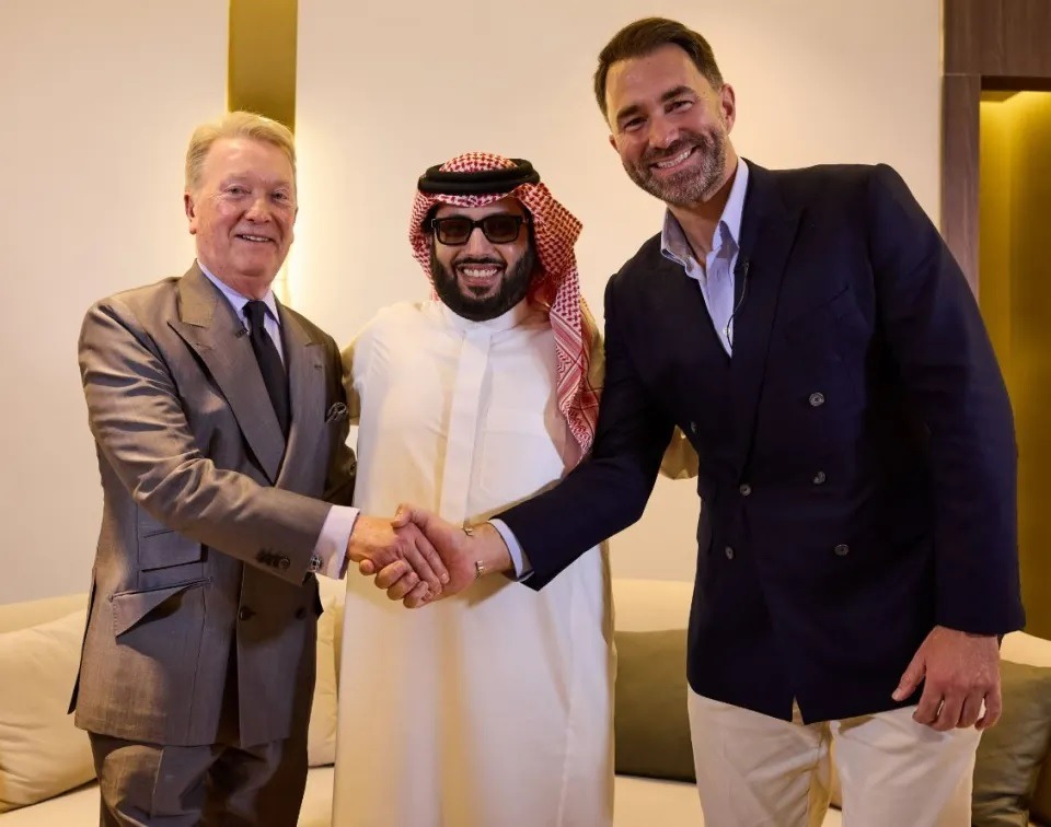 المستشار تركي آل الشيخ يجمع بين قطبي الترويج في الملاكمة البريطانيين فرانك وارن (يسار) وإيدي هيرن. مارس 2025