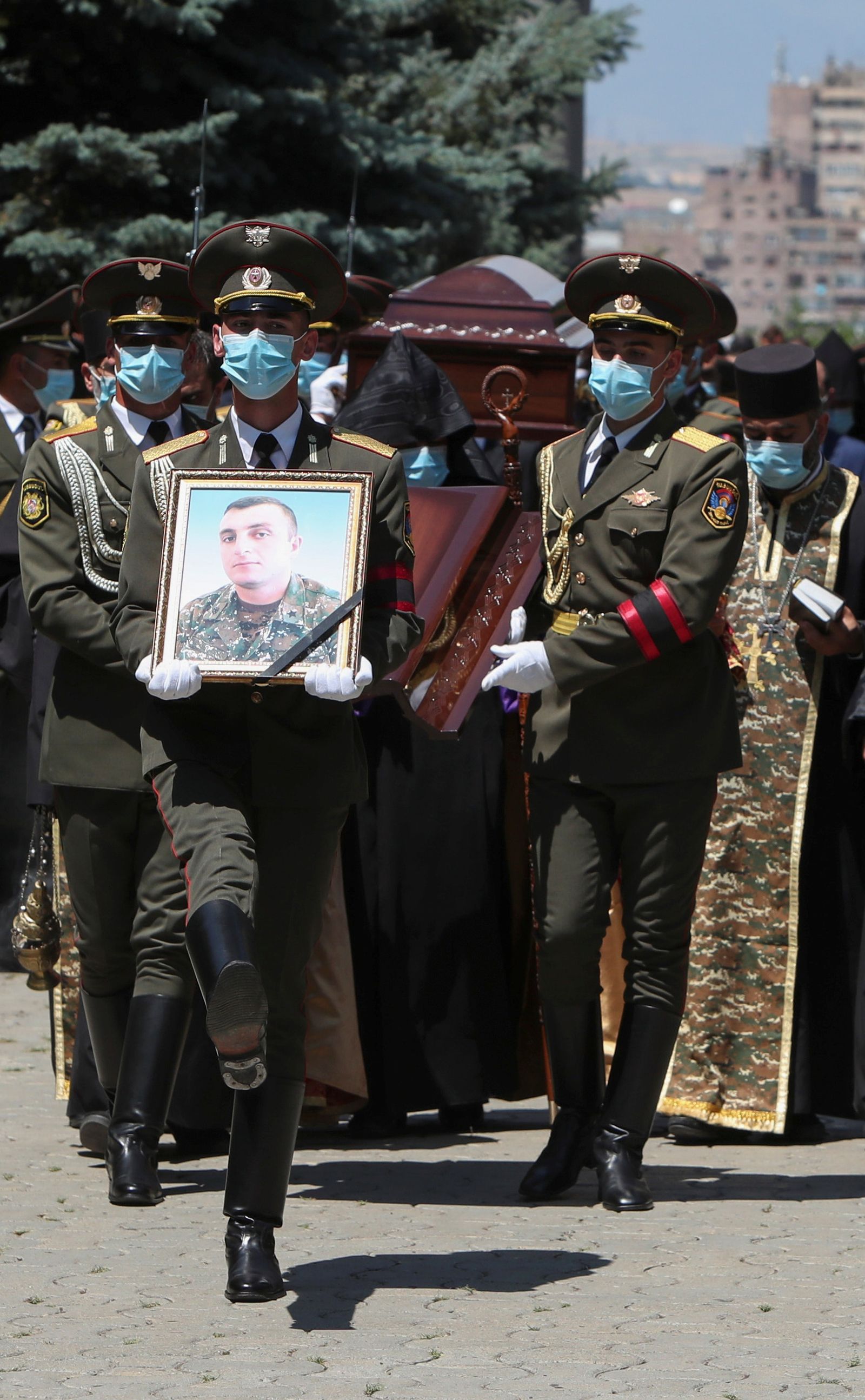 مشيعون يحضرون جنازة جندي أرمني في يريفان - via REUTERS