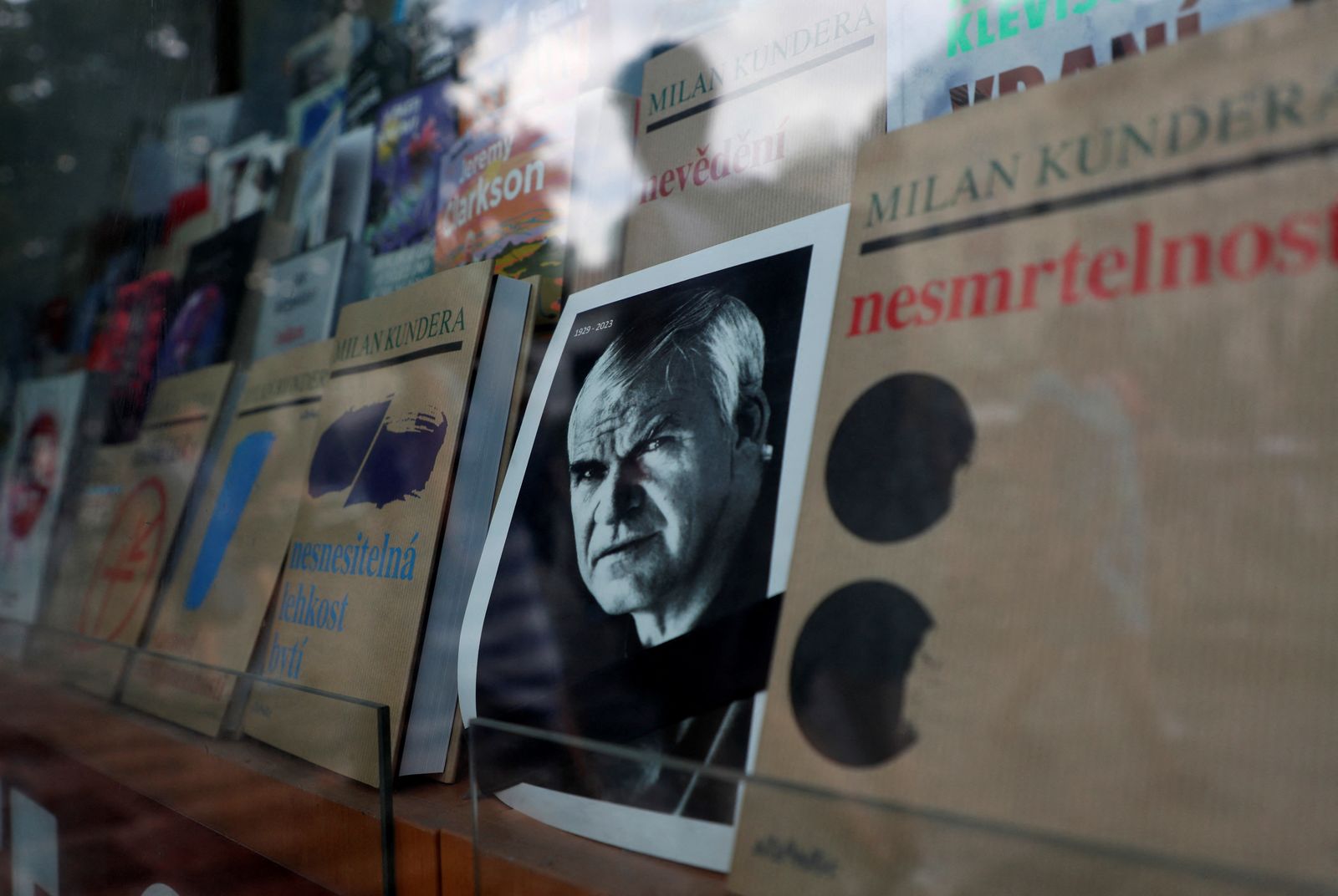 صورة ميلان كونديرا شوهدت بين كتبه في نافذة متجر في براغ ، جمهورية التشيك. 12 يوليو  2023 - REUTERS