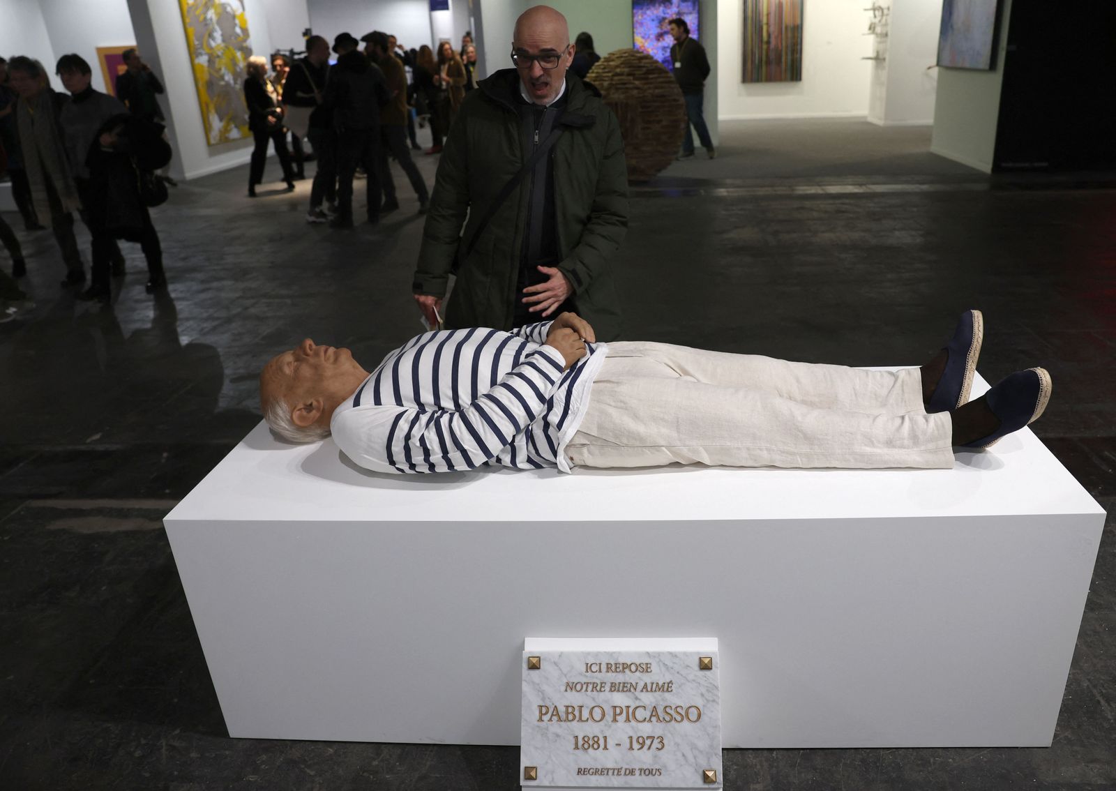 زائر ينظر إلى تمثال يمثل الفنان الإسباني بابلو بيكاسو في جناح معرض فني في مدريد. 23 فبراير 2023 - AFP