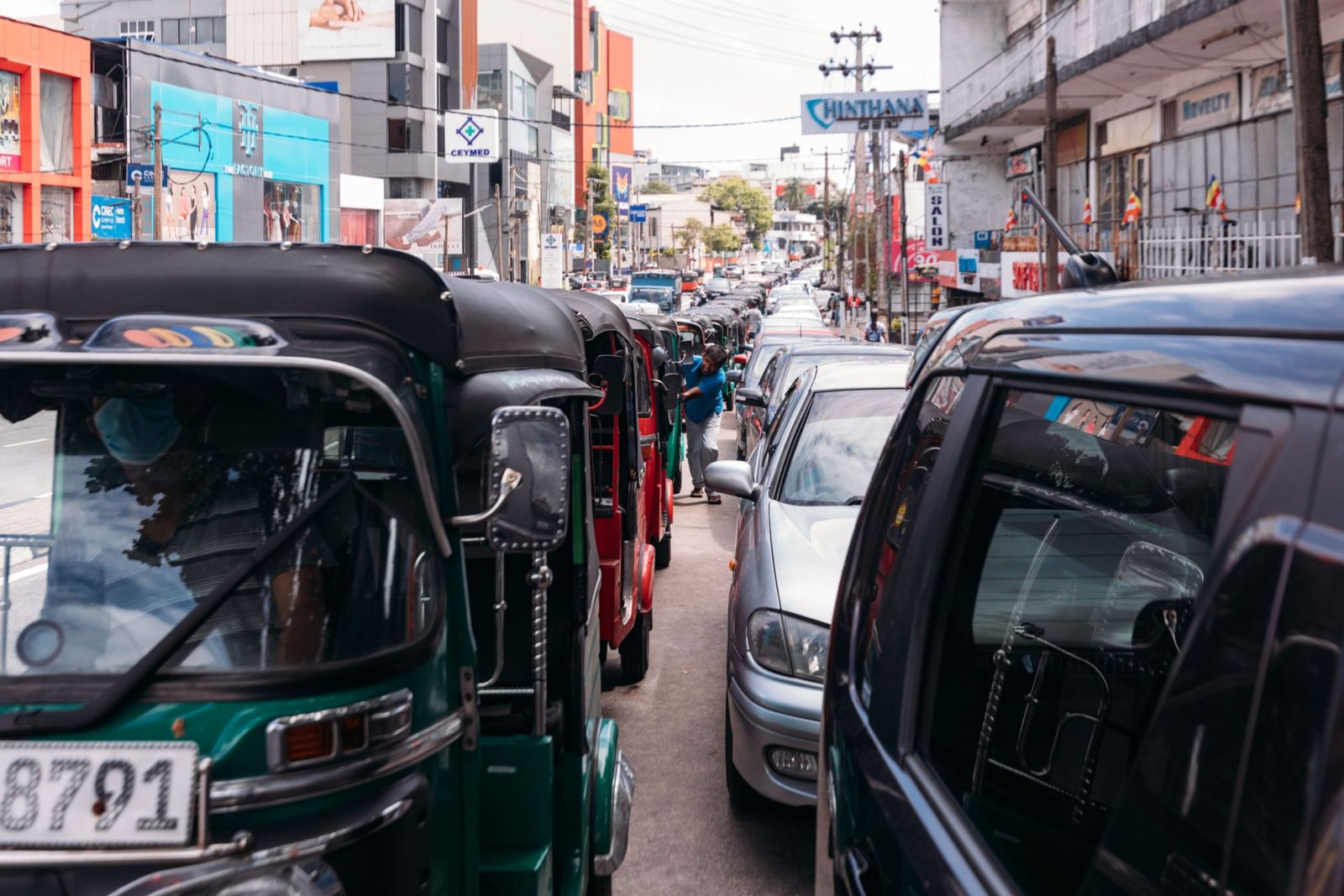 مركبات تصطف في طابور أمام محطة وقود في كولومبو - 22 مايو 2022 - Bloomberg