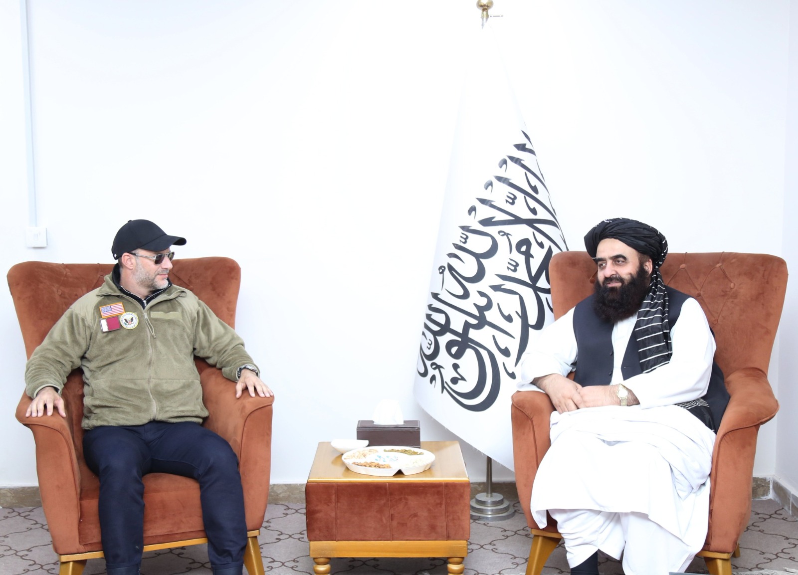 وزير الخارجية الأفغاني أمير خان متقي خلال لقاءه المبعوث الأميركي الخاص بشؤون الرهائن آدم بولر. 28 سبتمبر 2025