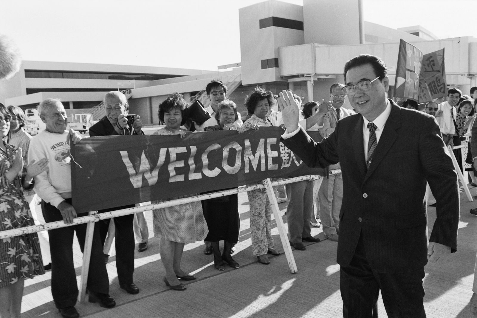 الجالية الصينية في مدينة برث الأسترالية ترحب برئيس الوزراء الصيني السابق لي بينج لدى وصوله إلى مطار برث الدولي في زيارة رسمية لأستراليا، 14 نوفمبر 1988 - AFP