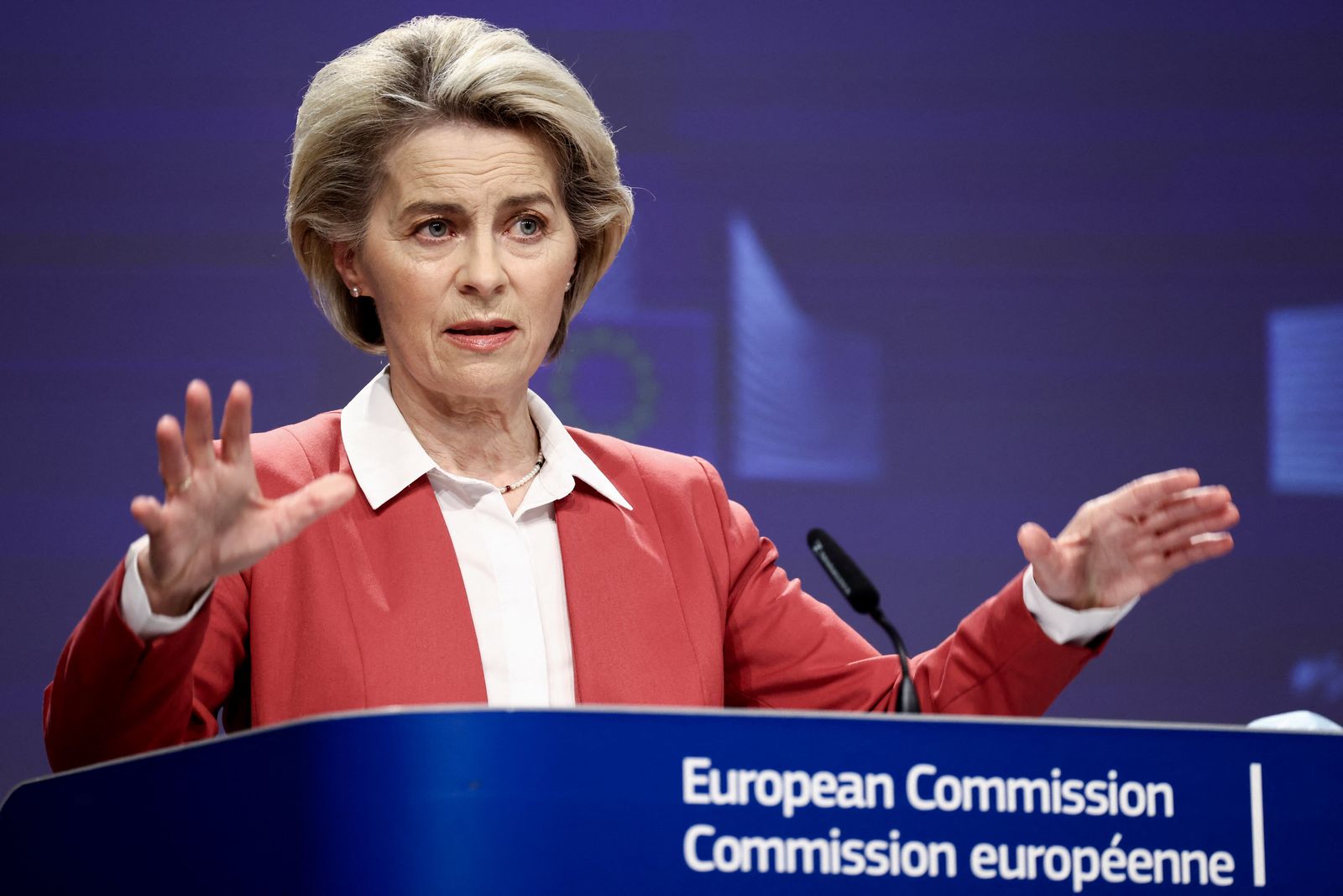 رئيسة المفوضية الأوروبية أورسولا فون دير لاين تتحدث خلال مؤتمر صحفي عن إطلاق مبادرة 