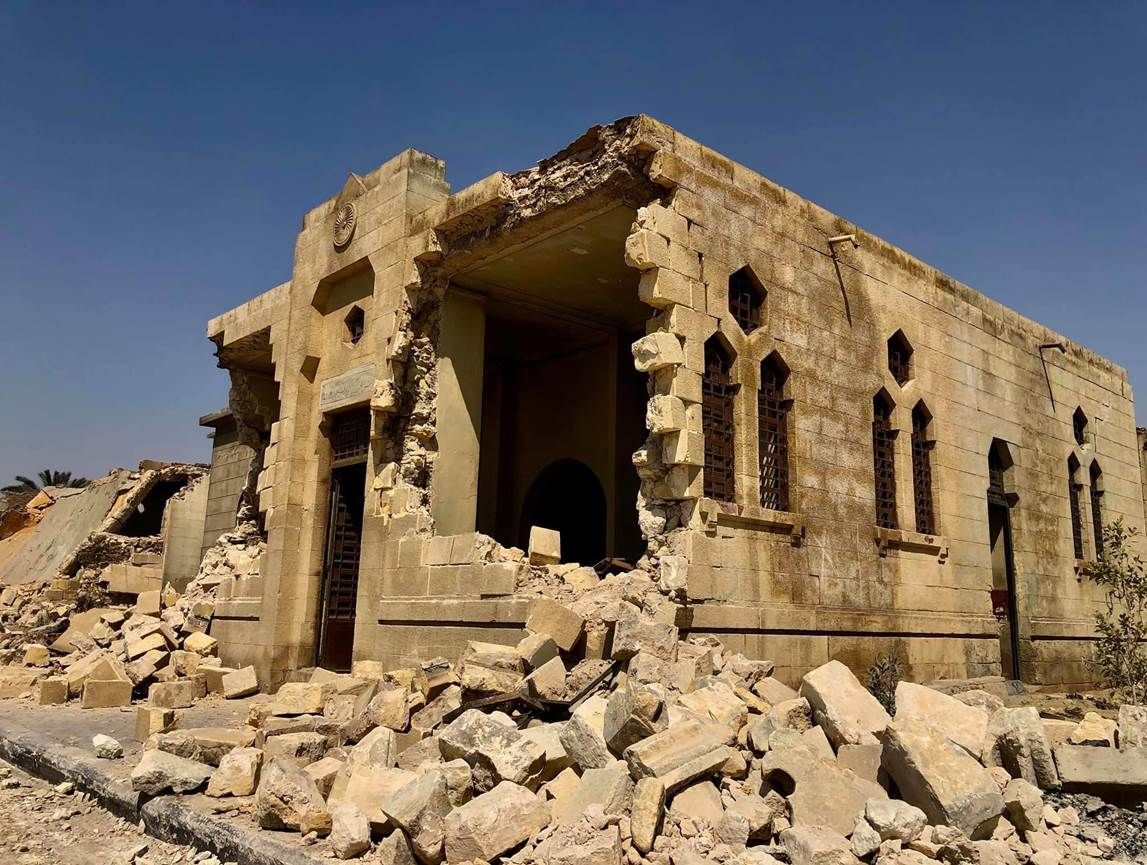 أجزاء من مقابر بعد هدمها في منطقة جبانة المماليك بالقاهرة استعدادًا لمد محور الفردوس المروري - خاص الشرق