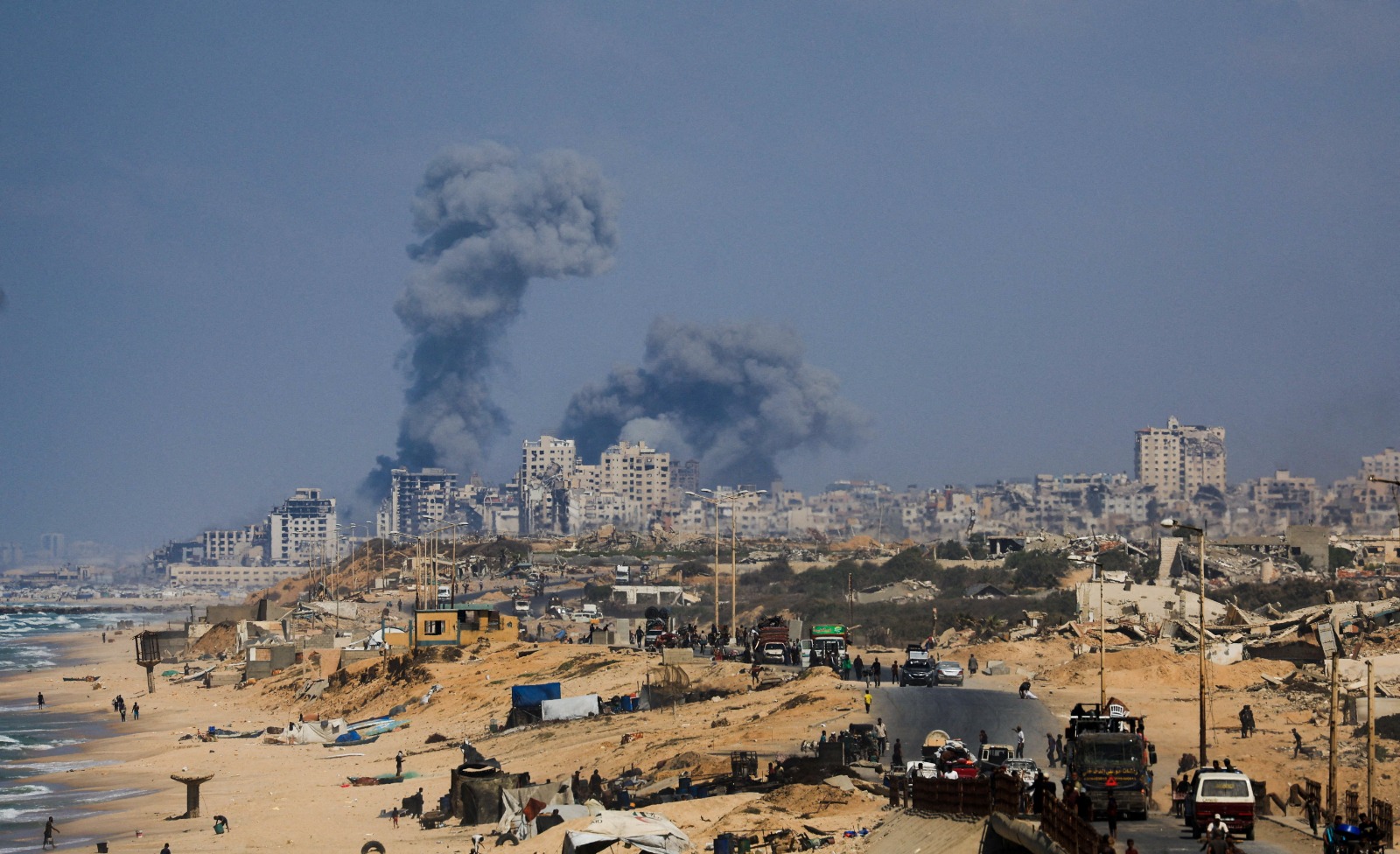 تصاعد الدخان خلال عملية عسكرية إسرائيلية في مدينة غزة، كما شوهد من وسط قطاع غزة، 28 سبتمبر 2025