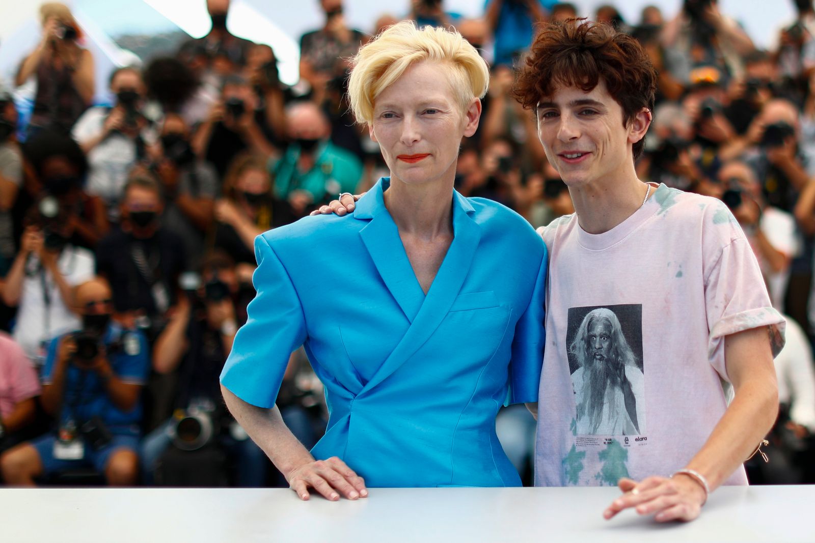 الممثلة البريطانية تيلدا سوينتون (يسار) تقف بجانب زميلاها تيموثي شالاميت في مهرجان كان السينمائي بفرنسا - REUTERS