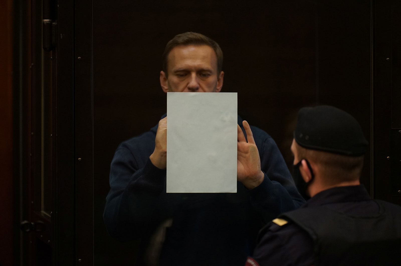 المعارض الروسي أليكسي نافالني يحضر جلسة المحاكمة في موسكو - REUTERS