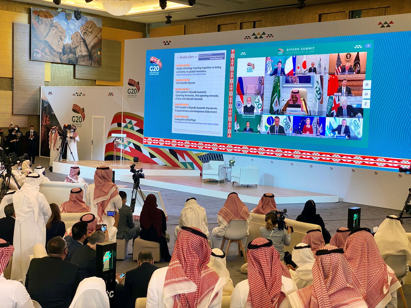 الملك سلمان بن عبد العزيز يخاطب الدورة الـ15 لقمة مجموعة العشرين في الرياض- 21 نوفمبر 2020 - REUTERS