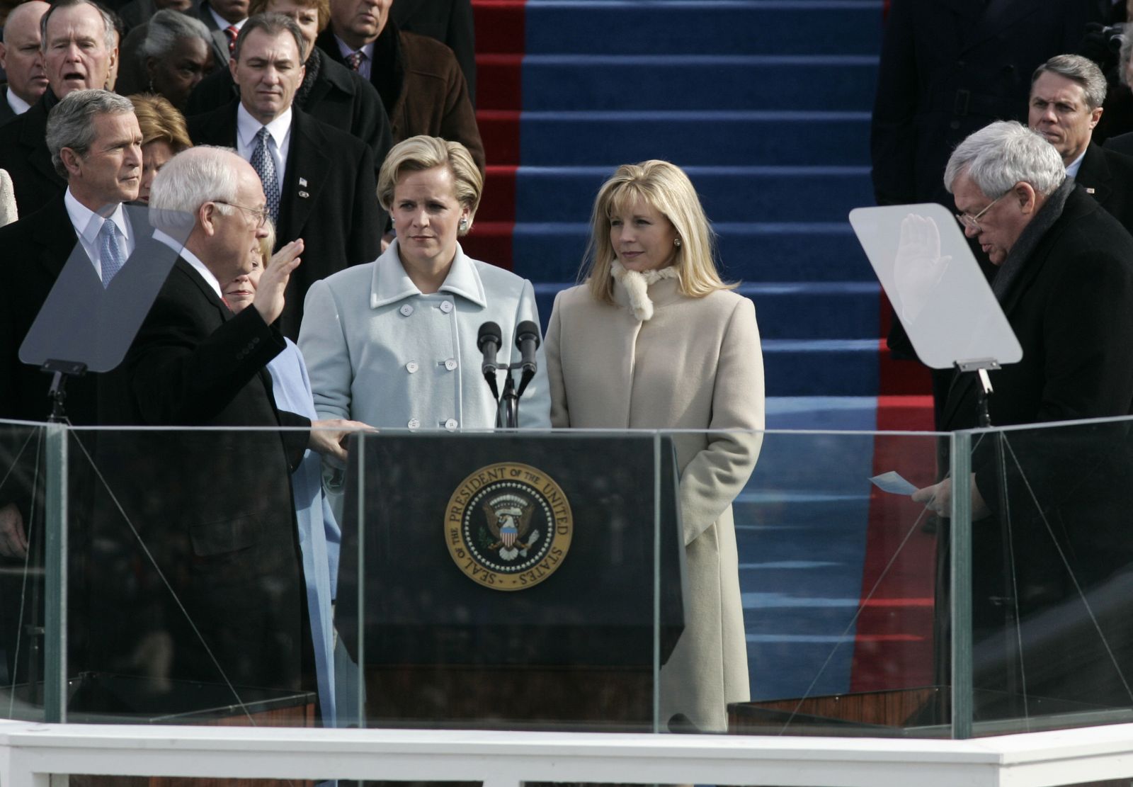 نائب الرئيس الأميركي ديك تشيني يؤدي اليمين الدستورية نائباً للرئيس الأميركي لفترة ثانية وإلى جواره زوجته لين تشيني (وسط) ونجلته ليز تشيني (يمين) - واشنطن دي سي - 20 يناير 2005 - REUTERS