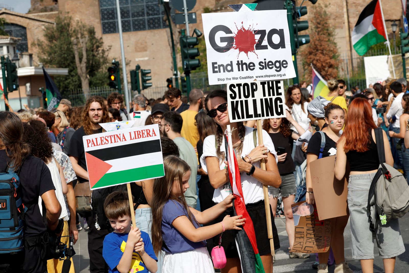 Demonstrators take part in a nationwide strike called by the USB union, with the slogan 'Let's Block Everything,' in solidarity with Gaza and calling for a halt to arms shipments to Israel, in Rome, Italy, September 22, 2025. REUTERS/Remo Casilli