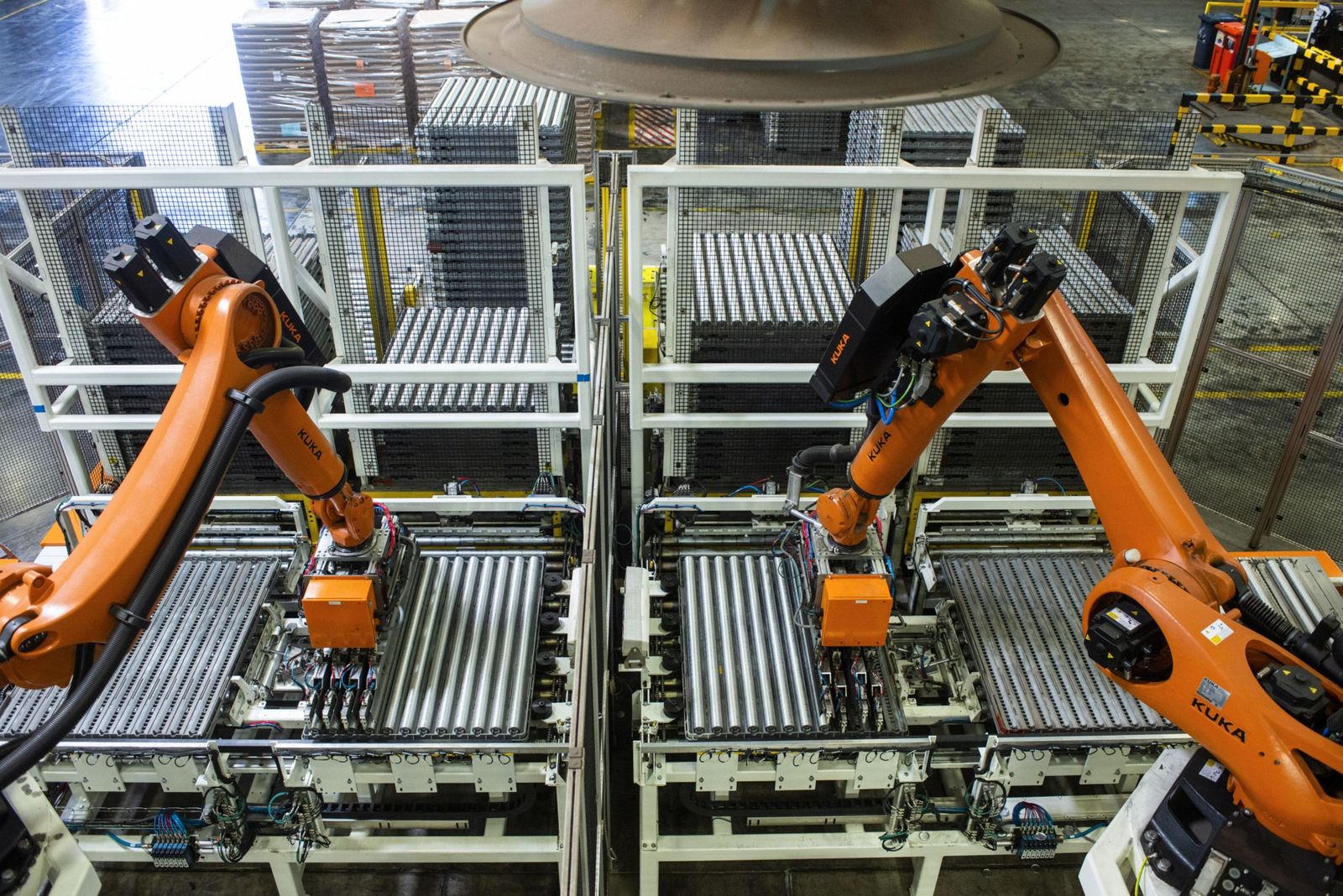 ذراعان آليتان في مصنع بجنوب إفريقيا - 13 أغسطس 2020 - Bloomberg