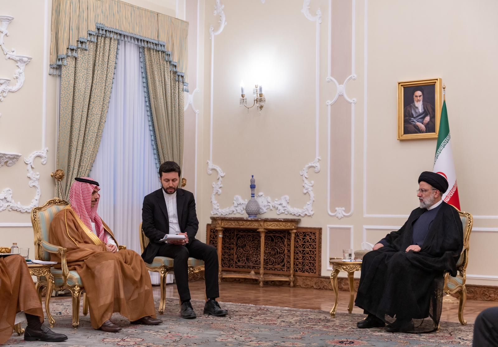 جانب من اللقاء الذي جمع رئيسي بوزير الخارجية السعودي - واس
