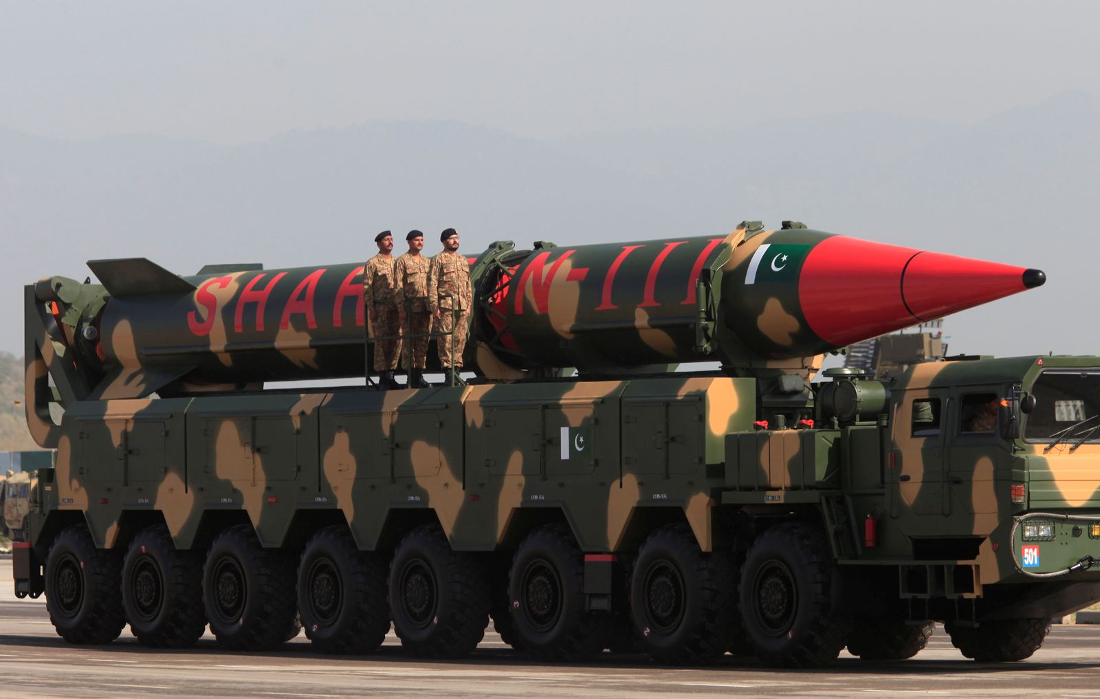 جنود باكستانيون قرب صاروخ باليستي من طراز 