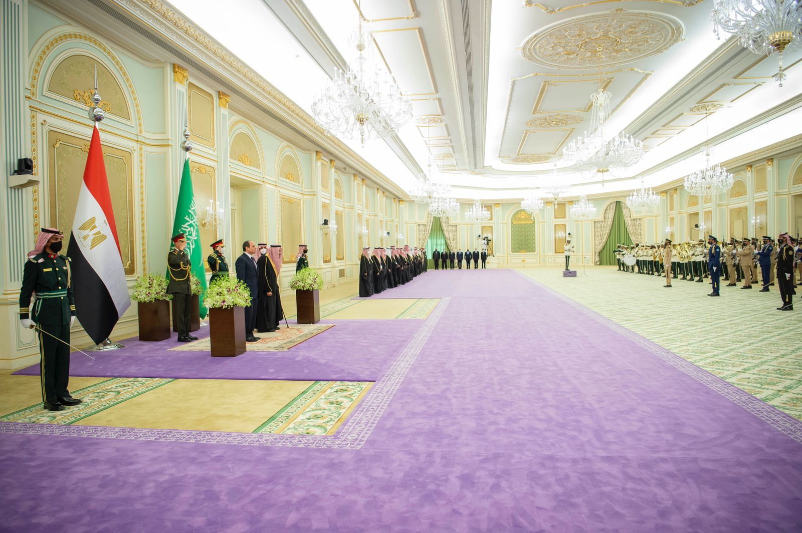 الملك سلمان عبدالعزيز والرئيس المصري عبدالفتاح السيسي خلال النشيد الوطني للبلدين في القصر الملكي السعودي بالرياض. 8 مارس 2022 - واس