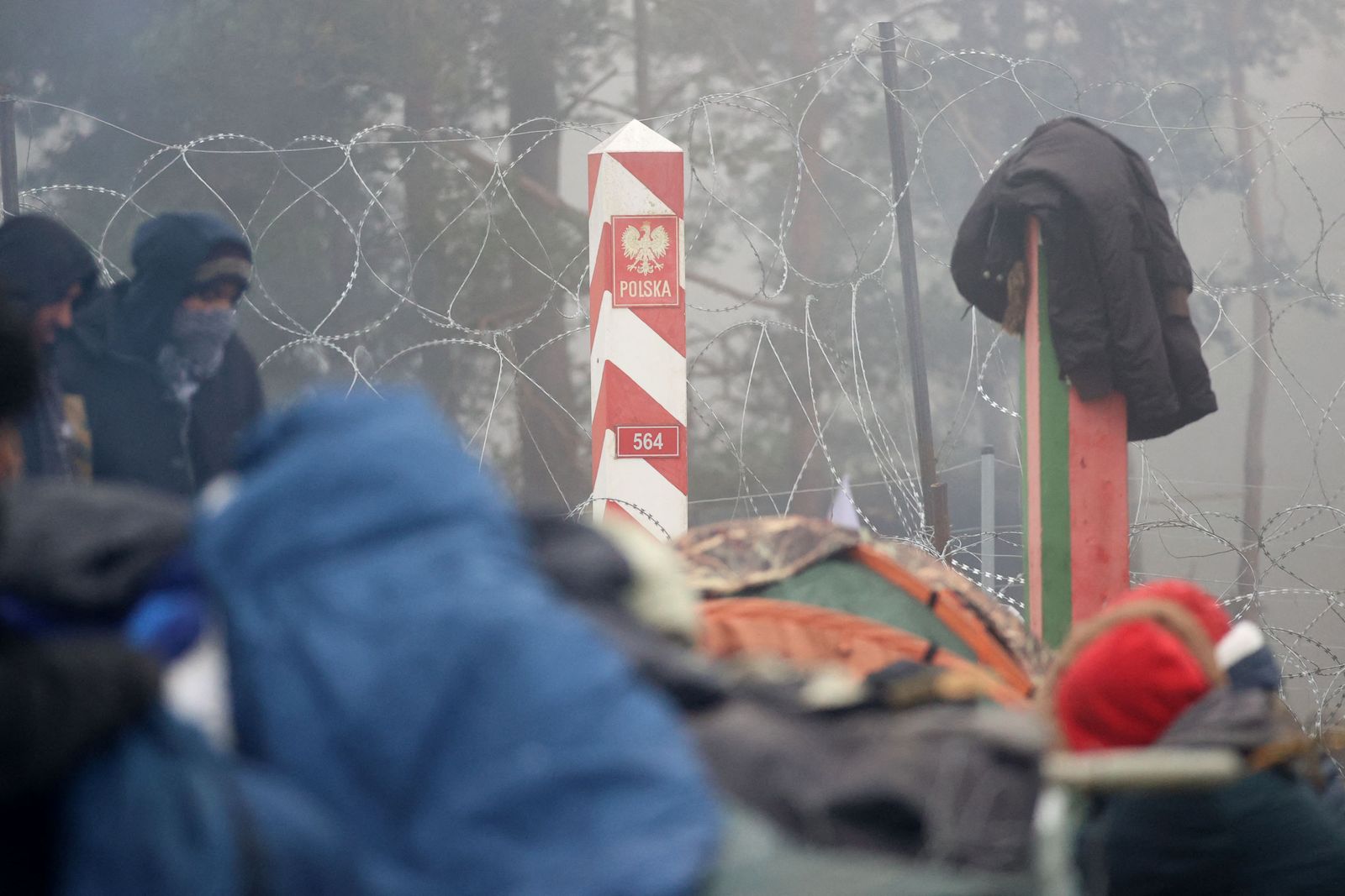 مهاجرين في معسكر على الحدود البيلاروسية البولندية في منطقة جرودنو. 11 نوفمبر 2021 - AFP