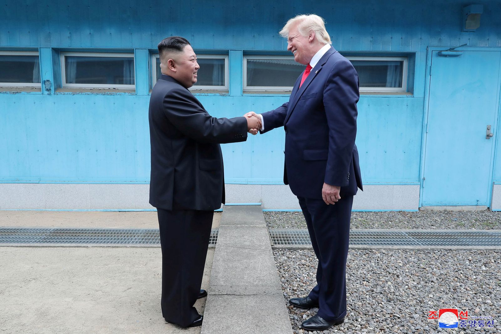 الرئيس الأميركي السابق دونالد ترمب والزعيم الكوري الشمالي كيم جونغ أون يتصافحان أثناء لقائهما على الحدود بين الكوريتين - 30 يونيو 2019 - REUTERS