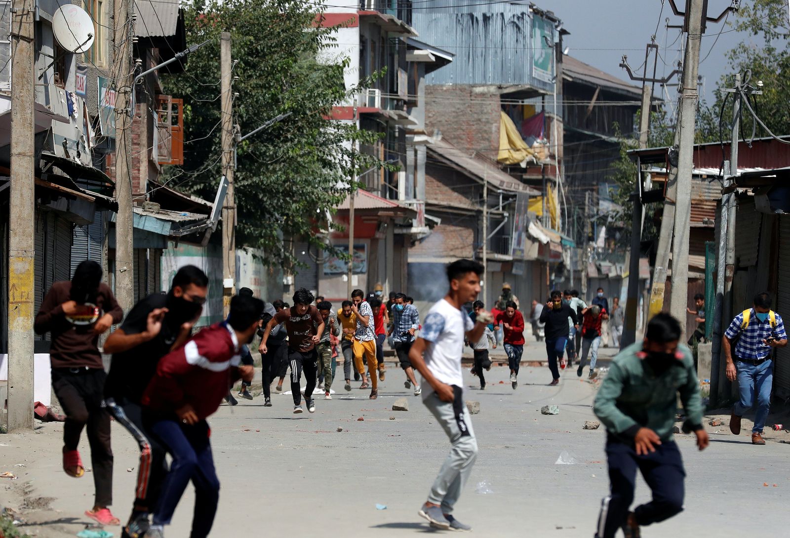 الشرطة الهندية تطارد المتظاهرين الكشميريين خلال احتجاج بعد معركة بالأسلحة النارية بين مسلحين مشتبه بهم وقوات الأمن الهندية في سريناغار، 17 سبتمبر، 2020 - REUTERS