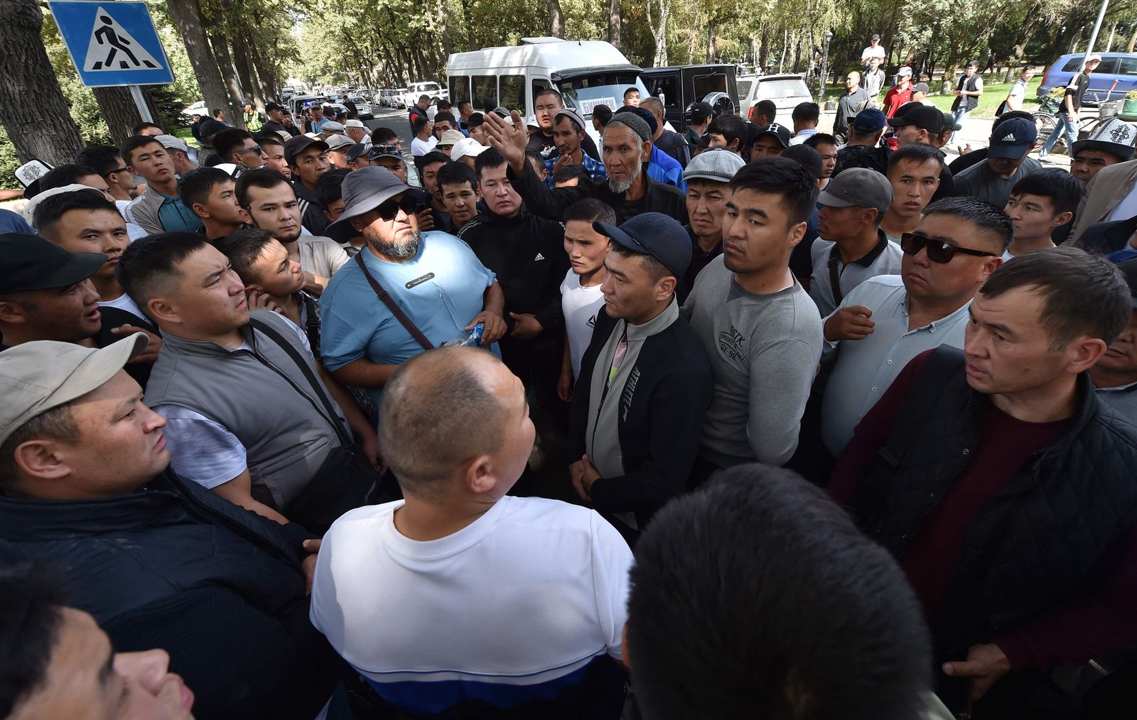 Protesters hold a rally to demand of the authorities to support residents of Kyrgyzstan's southern Batken province following border clashes with Tajik troops, near the Kyrgyz parliament in Bishkek on September 16, 2022. - Kyrgyzstan said on September 16, 2022 it had agreed a ceasefire with Tajikistan after deadly clashes on their disputed border escalated and raised fears of all-out conflict between the Central Asian nations. Russia has offered to mediate between the two ex-Soviet countries, where recent fighting has left dozens injured and several dead, and called for " border="